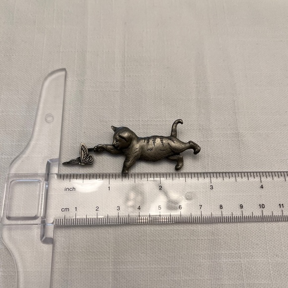 Vintage JJ Jonette Pewter Cat Brooch Pin with Butterfly - Picture 5 of 6